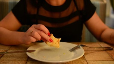 Pizza bir kafede yemek kız