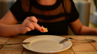 Pizza bir kafede yemek kız