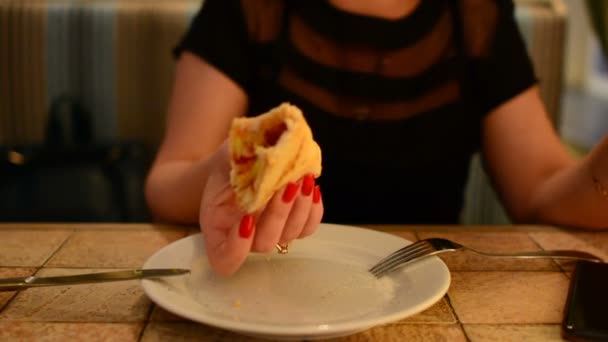Chica Comiendo Pizza Café — Vídeo de stock