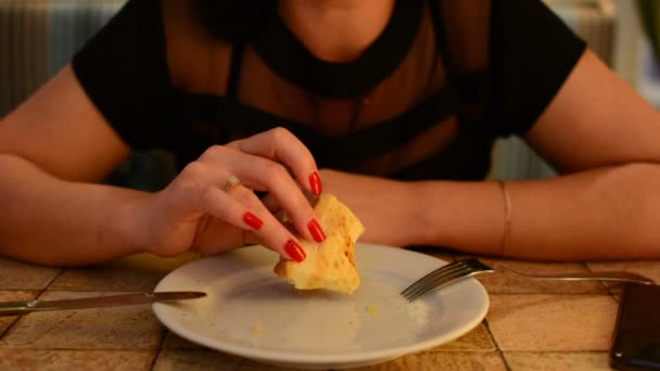 Κορίτσι Τρώει Πίτσα Ένα Καφέ — Αρχείο Βίντεο