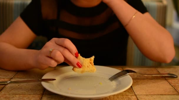 在咖啡馆吃披萨的女孩 — 图库视频影像