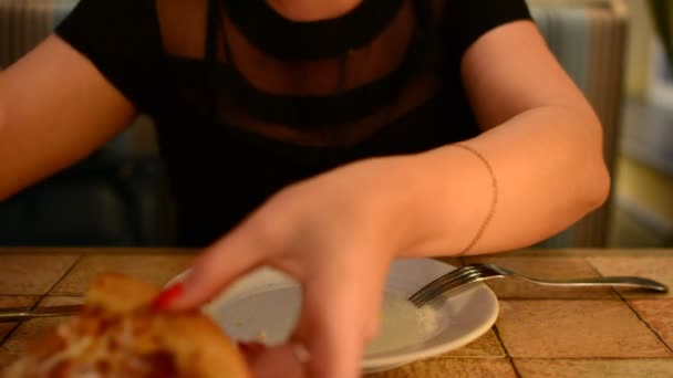 Menina comendo pizza em um café — Vídeo de Stock