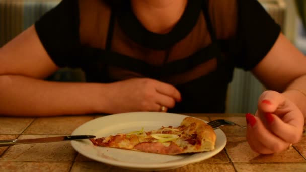 Chica comiendo pizza en un café — Vídeo de stock