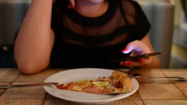 Pizza restoranda yemek kız