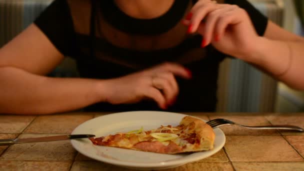 Chica Comiendo Pizza Restaurante — Vídeos de Stock