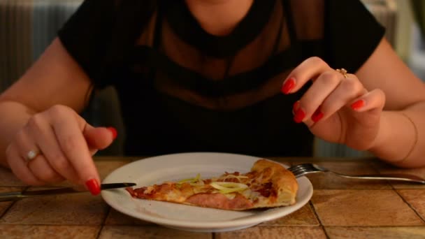Dívka Jíst Pizzu Restauraci — Stock video