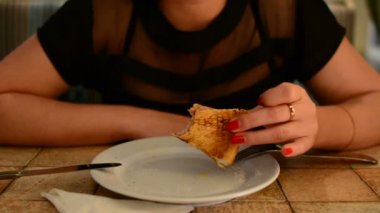 Pizza restoranda yemek kız