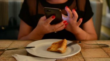 Pizza restoranda yemek kız