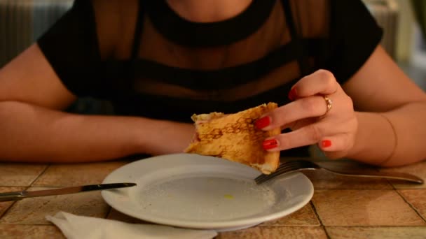 Menina Comendo Pizza Restaurante — Vídeo de Stock