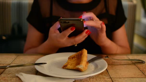 Κορίτσι Τρώει Πίτσα Στο Εστιατόριο — Αρχείο Βίντεο