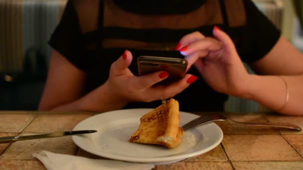 Κορίτσι Τρώει Πίτσα Στο Εστιατόριο — Αρχείο Βίντεο