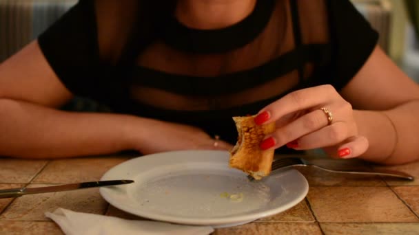 在餐馆吃比萨饼的女孩 — 图库视频影像