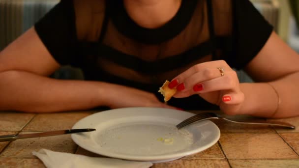 Chica Comiendo Pizza Restaurante — Vídeos de Stock