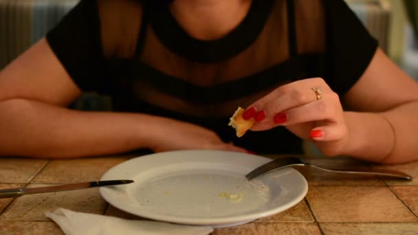 Chica Comiendo Pizza Restaurante — Vídeos de Stock
