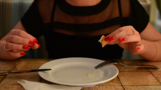 Meisje Pizza Eten Het Restaurant — Stockvideo