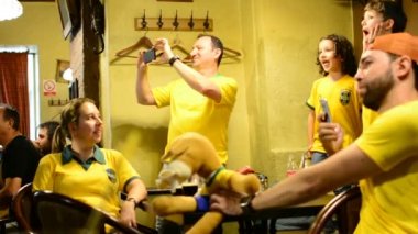 Moskova, Rusya - 30 Haziran 2018: Arjantin ve Brezilya hayranları şarkı ve dans bar görüntüleyerek FIFA 2018 eşleşmesi