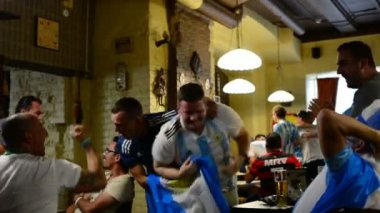 Moskova, Rusya - 30 Haziran 2018: Arjantin ve Brezilya hayranları şarkı ve dans bar görüntüleyerek FIFA 2018 eşleşmesi