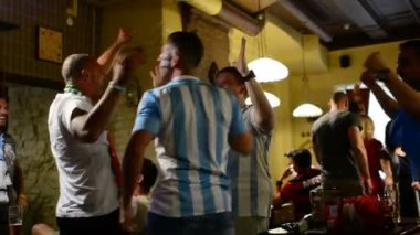 Moskova, Rusya - 30 Haziran 2018: Arjantin ve Brezilya hayranları şarkı ve dans bar görüntüleyerek FIFA 2018 eşleşmesi