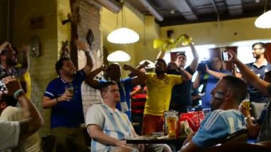 Moskova, Rusya - 30 Haziran 2018: Arjantin ve Brezilya hayranları şarkı ve dans bar görüntüleyerek FIFA 2018 eşleşmesi