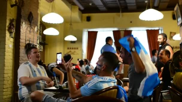 Mosca Russia Giugno 2018 Argentina Brasile Cantano Ballano Bar Guardando — Video Stock