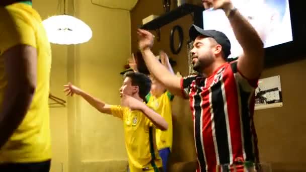 莫斯科 俄罗斯 Juny 2018 阿根廷和巴西球迷在酒吧唱歌和跳舞观看比赛国际足联2018 — 图库视频影像