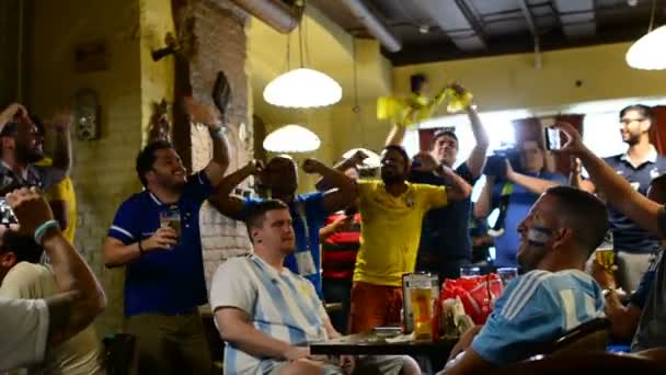 Moscú Rusia Junio 2018 Aficionados Argentina Brasil Cantan Bailan Bar — Vídeos de Stock