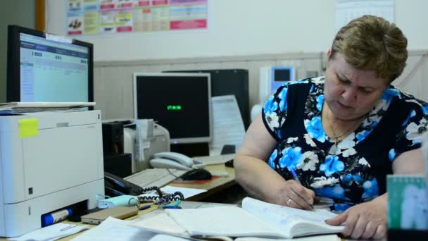 Жінка Працівник Говорить Контрольній Кімнаті Житлово Експлуатаційне Управління Ліфта Кілька — стокове відео