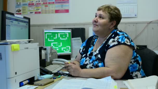 Vrouw Werknemer Gaat Controlekamer Van Lift Onderhoudsafdeling Zijn Verschillende Monitoren — Stockvideo