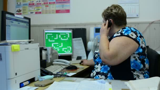 Vrouw Werknemer Gaat Controlekamer Van Lift Onderhoudsafdeling Zijn Verschillende Monitoren — Stockvideo