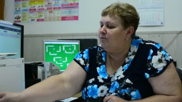 Pekerja Wanita Sedang Berbicara Ruang Kontrol Departemen Pemeliharaan Lift Ada — Stok Video