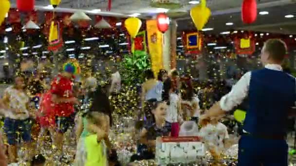 MOSCOW, RÚSSIA - 15 DE JULHO DE 2018: As crianças se divertem no festival da comida vietnamita — Vídeo de Stock