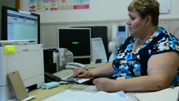 Mujer Que Trabaja Con Documentos Dice Oficina Mujer Trabajadora Disfrutar — Vídeos de Stock