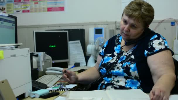 Frau Arbeitet Mit Dokumenten Und Sagt Büro Berufstätige Frauen Genießen — Stockvideo