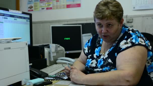 Mujer Que Trabaja Con Documentos Dice Oficina Mujer Trabajadora Disfrutar — Vídeo de stock