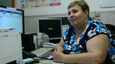 Belgelerle çalışma kadın ve office diyor. Kadın çalışmak hoşuna gidiyor telefon konuşma. Ofiste işkadını konuşan telefon.