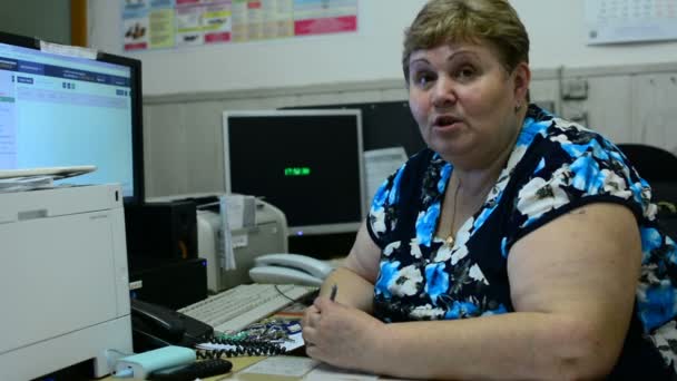 Γυναίκα Που Εργάζεστε Έγγραφα Και Λέει Στο Γραφείο Εργάζονται Γυναίκα — Αρχείο Βίντεο