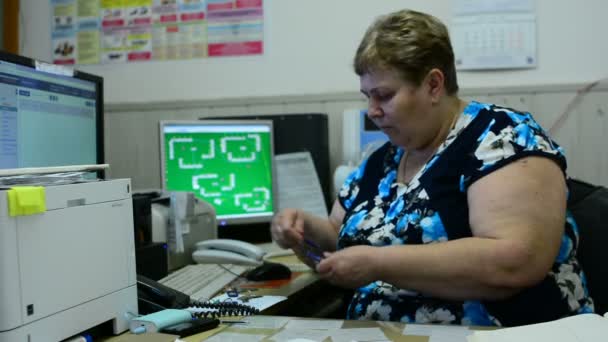Mujer Que Trabaja Con Documentos Dice Oficina Mujer Trabajadora Disfrutar — Vídeo de stock