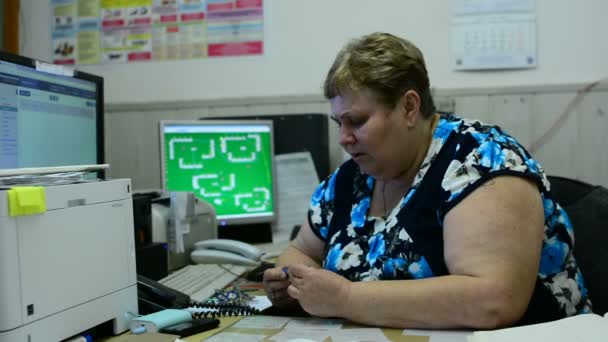 Femeia Care Lucrează Documente Spune Birou Femeia Care Lucrează Bucură — Videoclip de stoc