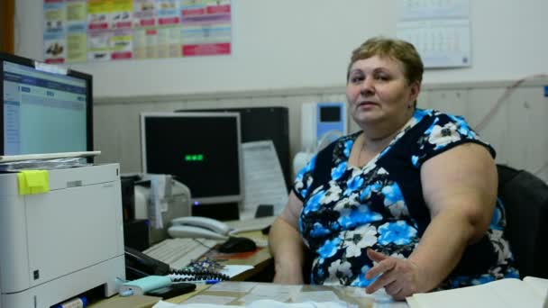 妇女工作与文件和说在办公室 工作妇女喜欢移动交谈 女商人说电话在办公室 — 图库视频影像