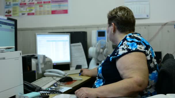 Mujer Que Trabaja Con Documentos Dice Oficina Mujer Trabajadora Disfrutar — Vídeo de stock