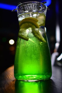 İki cam sürahilere, carafes, portakal ve meyve lemonde üzerinde siyah bir arka plan ile ahşap bir masa ile kök birası alabilir miyiz