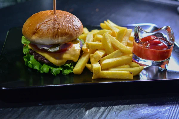 Hambúrguer Saboroso Batatas Fritas Com Molho Placa Preta — Fotografia de Stock