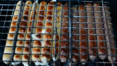 Sıcak ızgara usanmış sosis ızgara, bir kişi açmak ve mangal koymak
