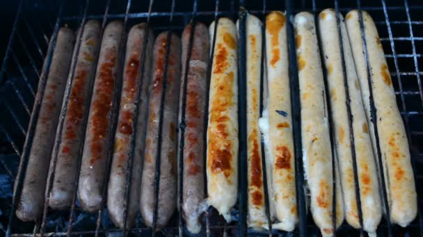 Barbecue Saucisses Dorées Sur Gril Chaud Une Personne Tourner Mettre — Video