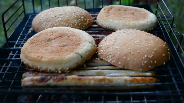 Barbecue Salsicce Rosolate Sulla Griglia Calda Una Persona Girare Mettere — Video Stock