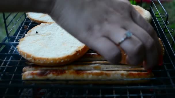 Grilla Brynt Korv Het Grill Person Vända Och Sätta Brazier — Stockvideo