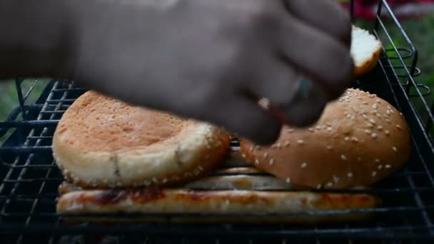 Barbecue Saucisses Dorées Sur Gril Chaud Une Personne Tourner Mettre — Video