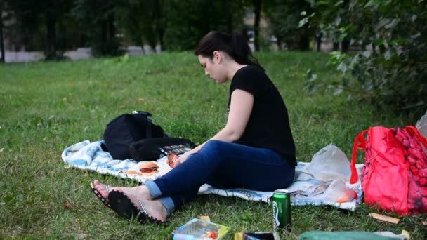 Moscow Rússia Julho 2018 Homem Mulher Ensolarado Parque Verão Relaxar — Vídeo de Stock