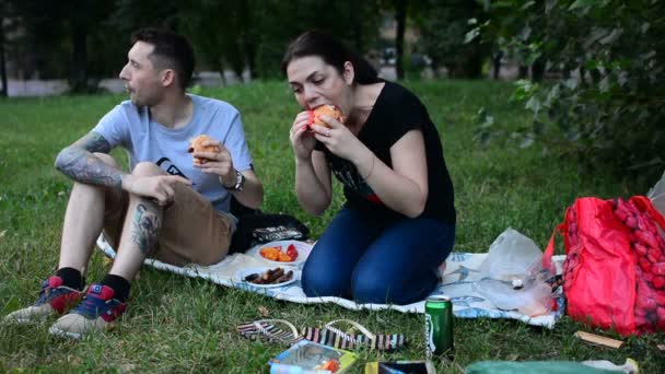 Moscou Russie Juillet 2018 Homme Jeune Femme Dans Parc Été — Video