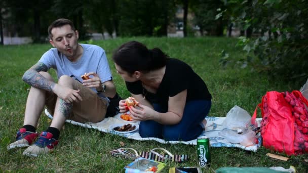 Moscú Rusia Julio 2018 Hombre Mujer Soleado Parque Verano Relajarse — Vídeo de stock